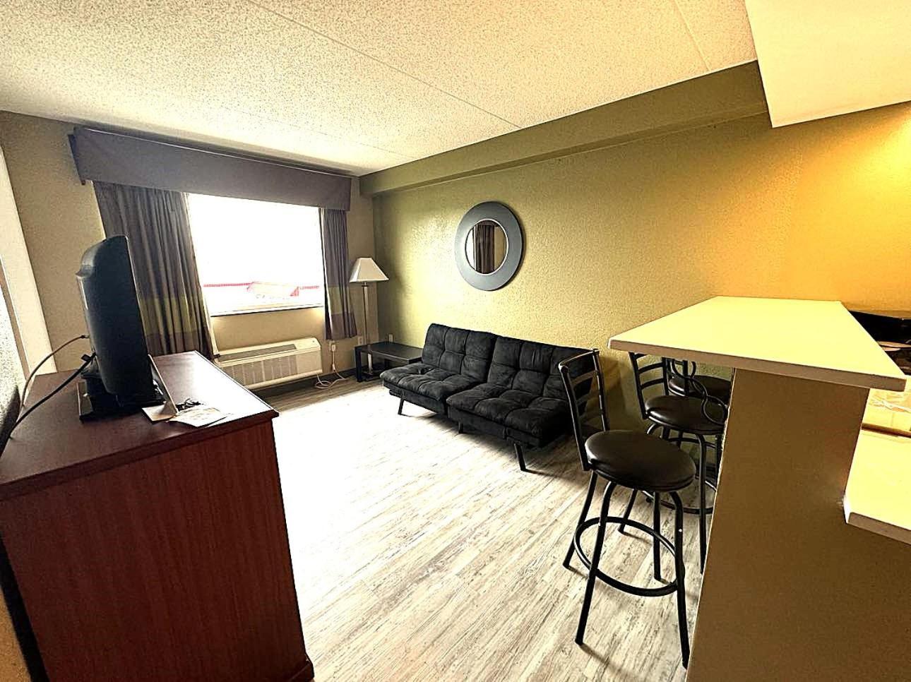 Hotel Super 8 By Wyndham Frederick Exterior foto