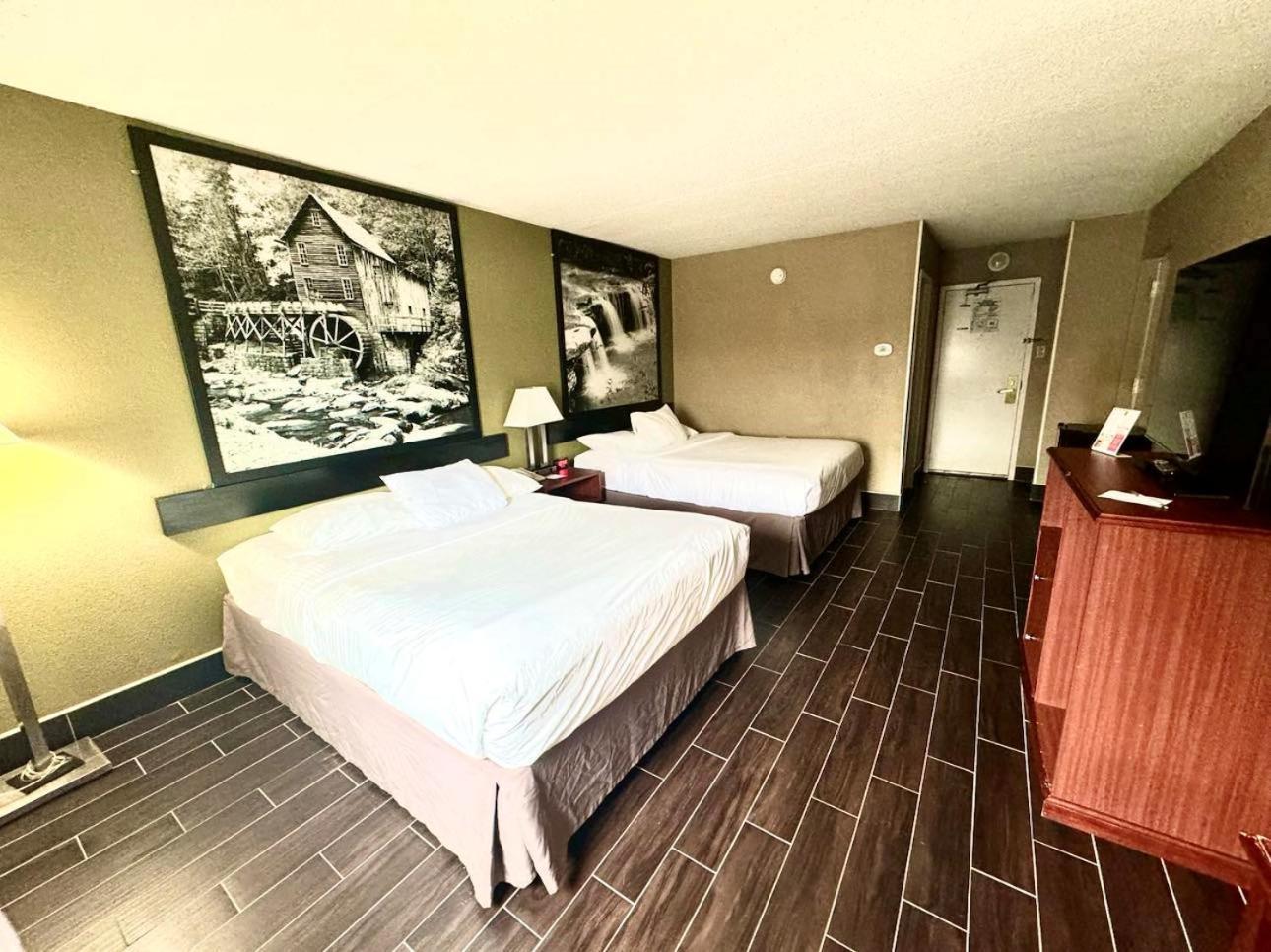 Hotel Super 8 By Wyndham Frederick Exterior foto